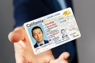 ¿Es legal tener dos licencias de conducir en California?