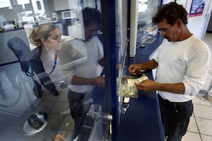 Reglas vigentes sobre las remesas que llegan desde Florida