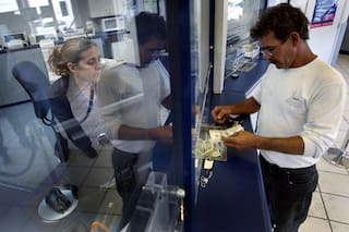 Reglas vigentes sobre las remesas que llegan desde Florida