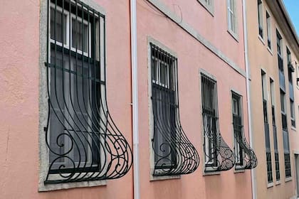 Las rejas curvas en las ventanas aparecen por todo el mundo y se destacan en España