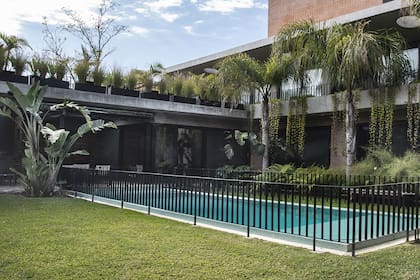 Las rejas de protección de la pileta repiten las rejas del primer piso y de la azotea.