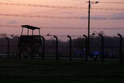 Las rejas del campo de concentración al atardecer, hacia el final de la marcha