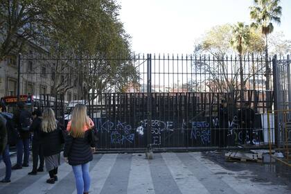 Las rejas se extienden a las calles laterales