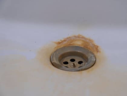 Las rejillas del baño suelen acumular humedad y residuos.
