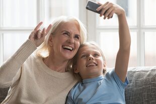 Las relaciones cercanas, más que el dinero o el éxito profesional, son las que mantienen felices a las personas durante toda su vida