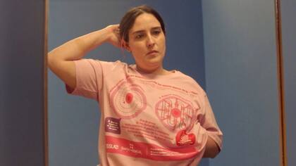 Las remeras diseñadas por Benito Fernández, Swiss Medical e Issue para concientizar sobre el autoexamen mamario.