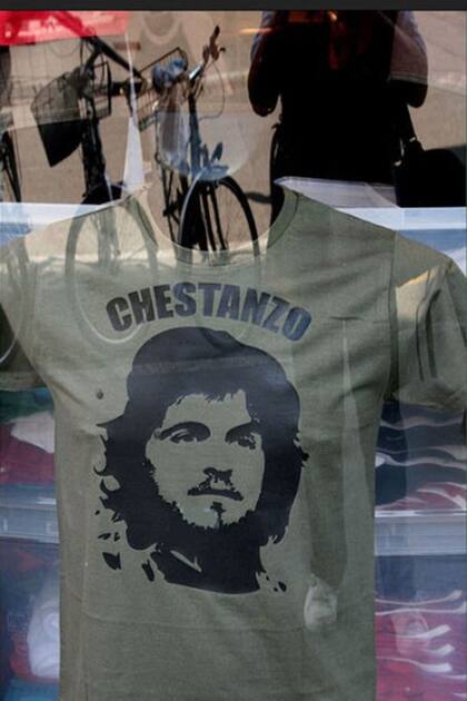 Las remeras utilizando el seudónimo y la figura del Che para que Franco se quede en el club.