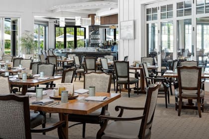 Las renovaciones de 2015 incluyeron una zona de estar exterior ampliada con vistas al campo de golf y el primer spa y gimnasio del club