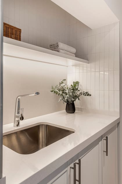 Las repisas con canastos y los muebles con puertas son claves para guardar lo que no queremos que se vea