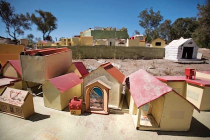 Las réplicas de las casas conseguidas en agradecimiento a la Difunta Correa se multiplican en el santuario de Vallecito, Caucete.
