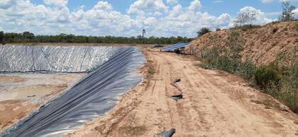 Las represas en donde almacenan agua durante esta época toralmente secas en el centro oeste formoseño en Ibarreta. Campo administrado por Juan De Hagen