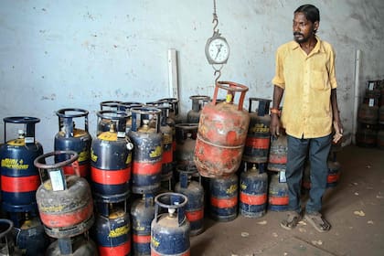 Las reservas de GLP del país más poblado del mundo alcanzan solo para diez día (Photo by Noah SEELAM / AFP)
