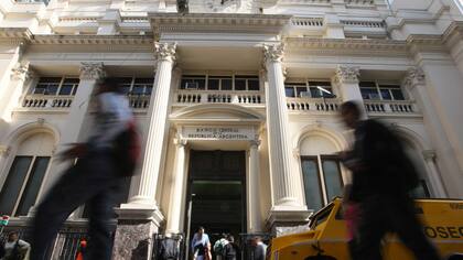 El Banco Central cerró un buen mes, pero se prepara para otro más desafiante