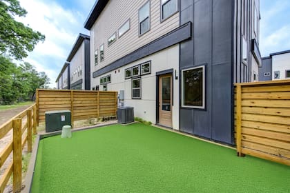 Las residencias cuentan con tecnología de casa inteligente y patios traseros privados