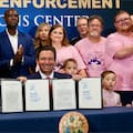 Las leyes firmadas por DeSantis que entran en vigor en julio 2026: cómo afectan a los migrantes