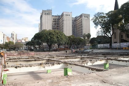 Las retroexcavadoras trabajan en la Plaza Bernardo Houssay