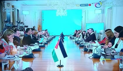 Las reuniones de gabinete de Colombia se transmiten en vivo, junto a los retos presidenciales