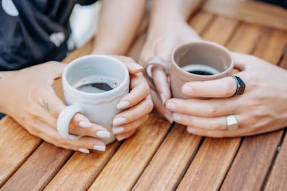 Las reuniones sociales, incluso simples como compartir una taza de café, pueden mitigar los efectos del estrés de manera más efectiva (Foto Pexels)