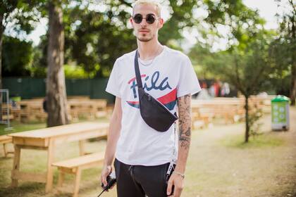 Las riñoneras cruzadas, un must entre los asistentes al Lawn Tennis Club