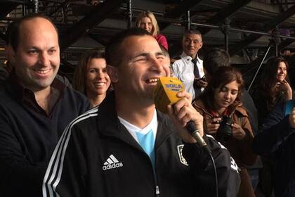 Las risas de Silvio Velo ante la pregunta al Vasco