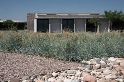 Las rocas para cubresuelo se molieron especialmente para generar un contraste de grises y marrones. Todas las rocas fueron extraídas del mismo suelo.