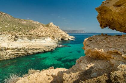Las rocas volcánicas envuelven el mar en el Parque Natural Cabo Da Gata