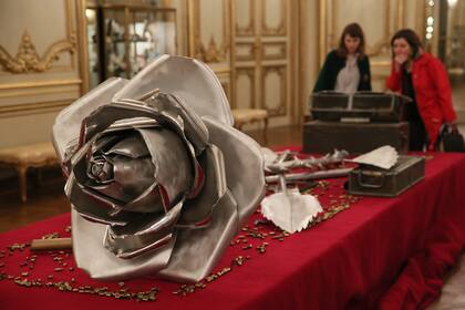 Las rosas de aluminio, hechas de restos de aviones Harrier ingleses y A4 argentinos, de tres metros y medio de largo