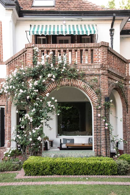 Las rosas trepadoras enmarcan la salida al jardín