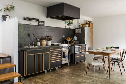 Las ruedas en los muebles de la cocina son para desplazarlos y poder limpiar bien x debajo pero también se vinculan con “lo lúdico”, una constante en la obra de Valeria.