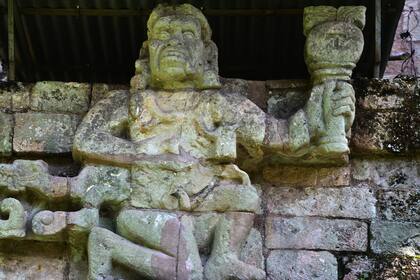 Entre los siglos V y IX se sucedieron 16 monarcas que erigieron palacios, pirámides y esculturas en medio de la espera selva de Centro América