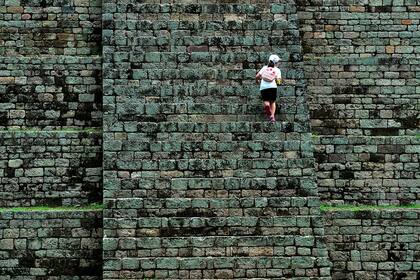 La Plaza de la Escalinata Jeroglífica posee una escalera monumental, una de las estructuras excepcionales de la cultura Maya