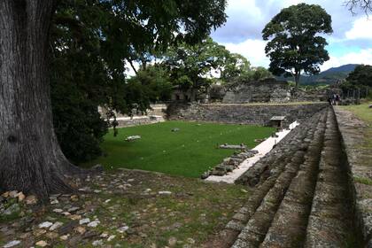 Los vestigios de la ciudad y las imponentes plazas públicas revelan los tres principales períodos de su desarrollo, antes de que la ciudad fuera abandonada a principios del siglo IX d.C