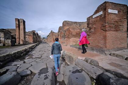 De Pompeya han sobrevivido el foro principal y algunos edificios públicos, como el Capitolium, el templo dedicado a la tríada de Júpiter, Juno y Minerva