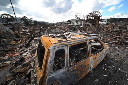Las ruinas de un distrito comercial que se incendió debido al terremoto en la ciudad de Wajima.