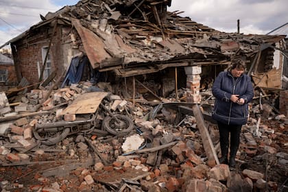 Las ruinas de una casa atacada por cohetes rusos en  Kupiansk, Ucrania el 20 de febrero de 2023.  (Foto AP /Vadim Ghirda)