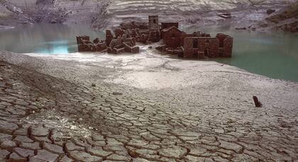 Las ruinas del pueblo “fantasma“, con el Lago di Vagli a medio vaciar (Vagli Park)