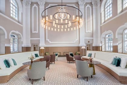 Las salas de estar ofrecen rincones de lectura y descanso, con mobiliario inspirado en el diseño europeo de entreguerras