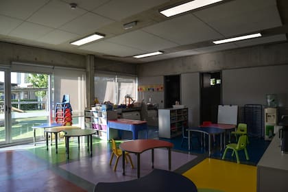 Las salas de jardín de infantes están conectadas al exterior para realizar tareas también al aire libre