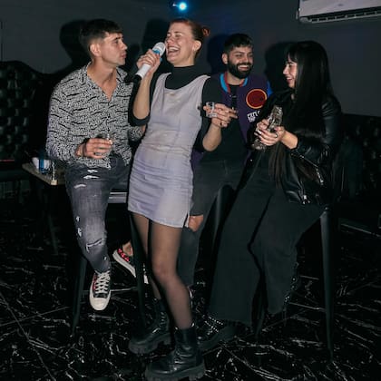 Las salas privadas de W Karaoke permiten que grupos de amigos canten sin preocuparse por el público que pueda estar mirándolos