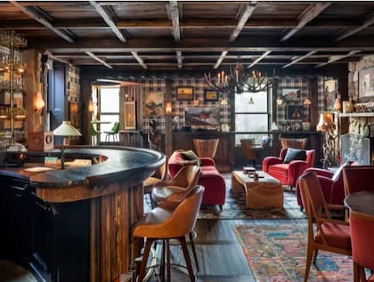 Las salas tienen paneles de madera rústica, que logran un aire de casa de montaña original y confortable (BusinessInsider)