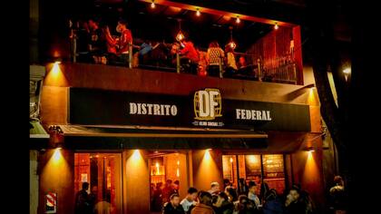 Las salchichas alemanas de la picada caliente de Distrito Federal son un muy buen acompañamiento para su cerveza fresca