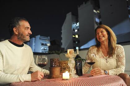 Las salidas de Lorena Palacios y su pareja, Cristian Iglesias, son a su terraza; allí suelen cenar a la luz de las velas