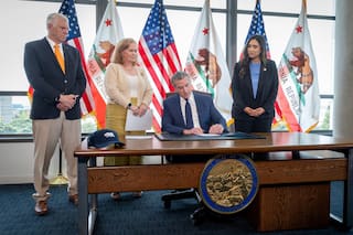 Newsom firma ley de protección electoral a días de las primarias en California