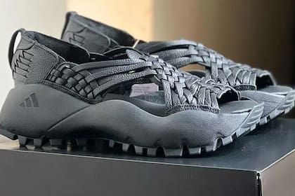 Las sandalias de Adidas diseñadas por Willy Chavarría