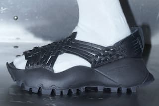 Las nuevas sandalias de Adidas desatan la furia en México: acusan plagio y amenazan con demandas