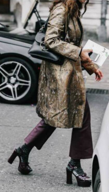 Las sandalias se llevan con tiras al tobillo, plataforma y con medias; un estilo bien setentoso