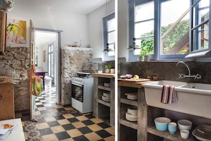 Las secciones de piedra le transmiten identidad a la cocina y gracia a los muebles de cemento alisado y madera, una alternativa de bajo presupuesto para el guardado y la superficie de apoyo. Muebles de cocina (diseño de Lago Project ejecutado por un carpintero de Rocha).