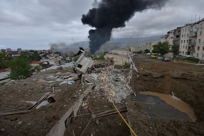 Las secuelas de los recientes bombardeos durante los combates entre Armenia y Azerbaiyán por la región separatista de Nagorno-Karabaj, en la ciudad principal de la región en disputa de Stepanakert el 4 de octubre de 2020