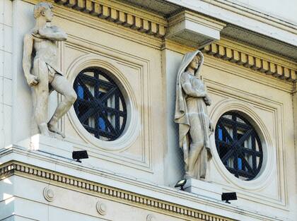 Las seis figuras que adornan en el frente son obra de Giovanni Arduino.