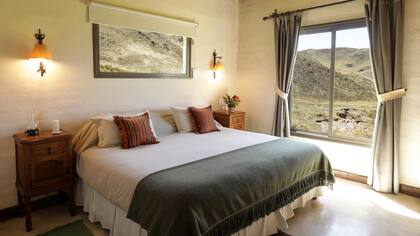 Las seis habitaciones abundan en tonos tierra y tienen vistas a las montañas.